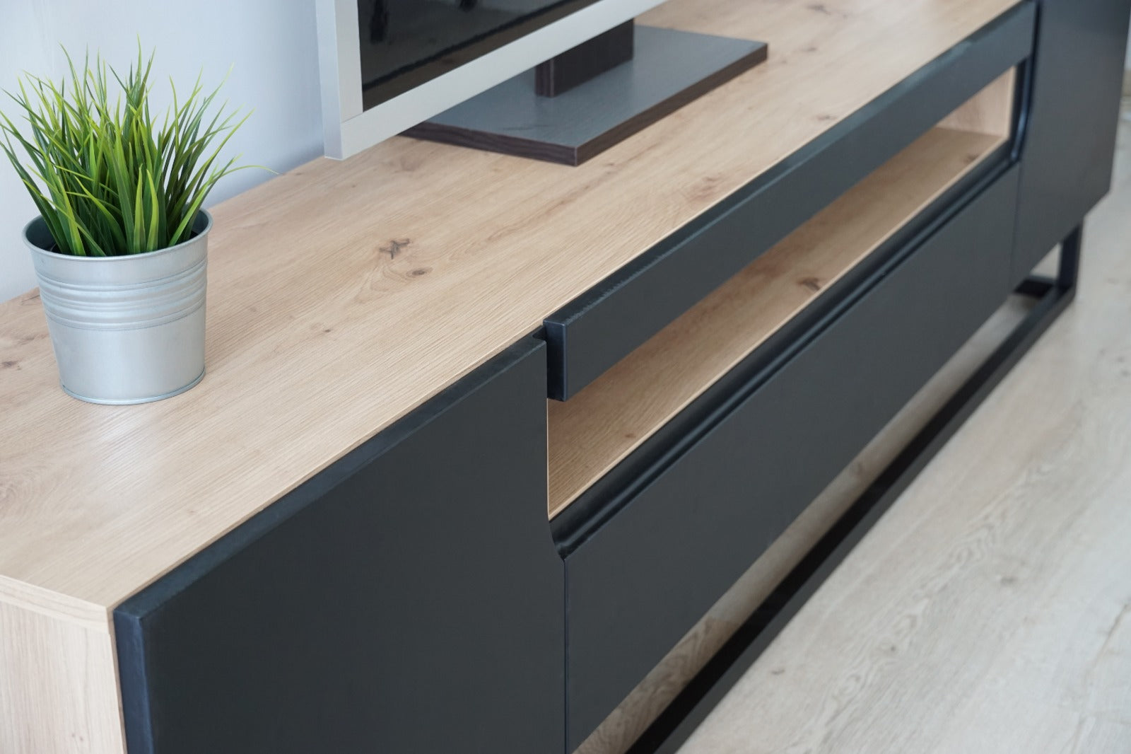 Mobile TV 2 ante 1 cassetto a ribalta in legno laminato con piede in metallo Loftia 200x37 cm