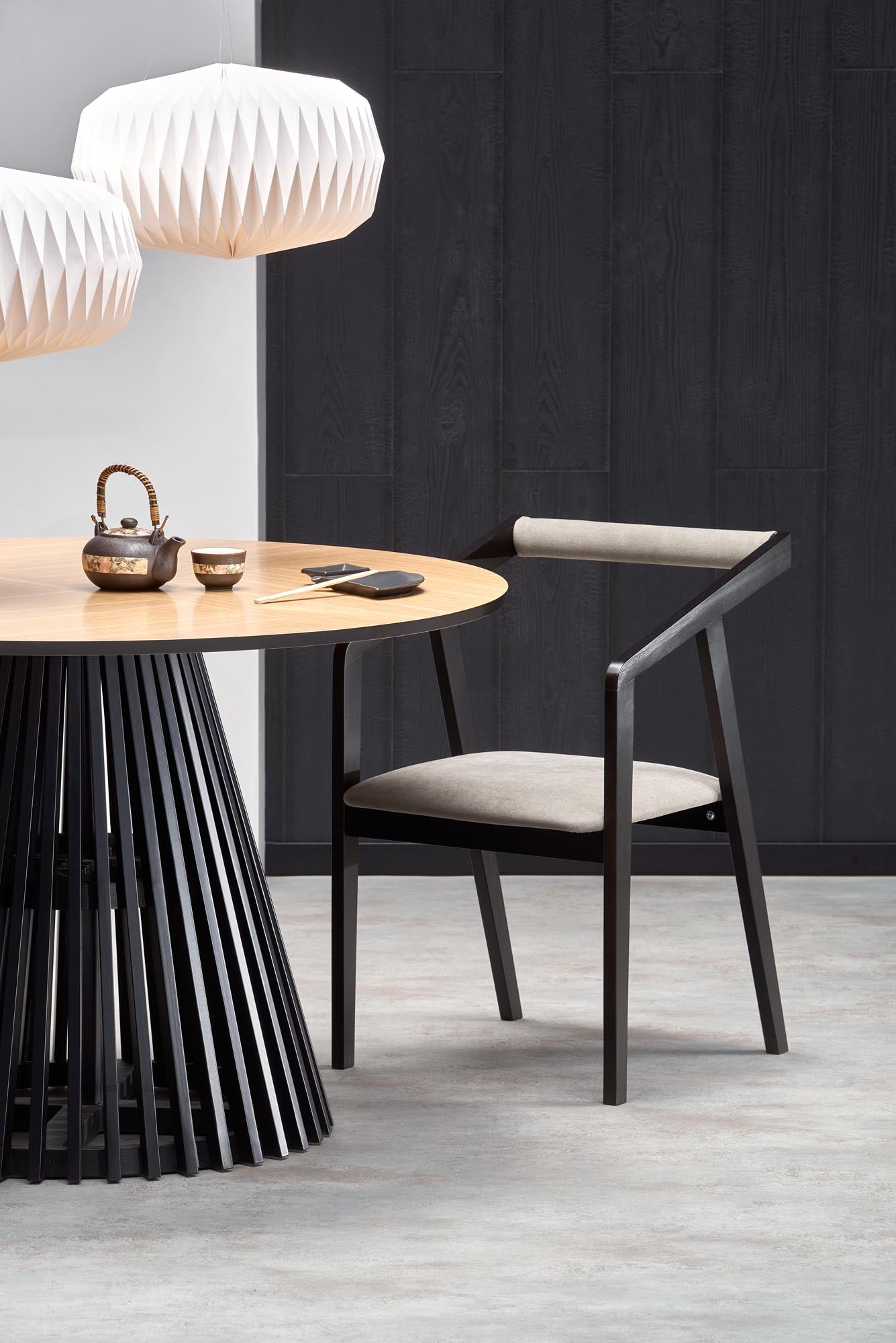 Tavolo tondo in MDF impiallacciato rovere e piede nero Miyaki Ø 120 cm