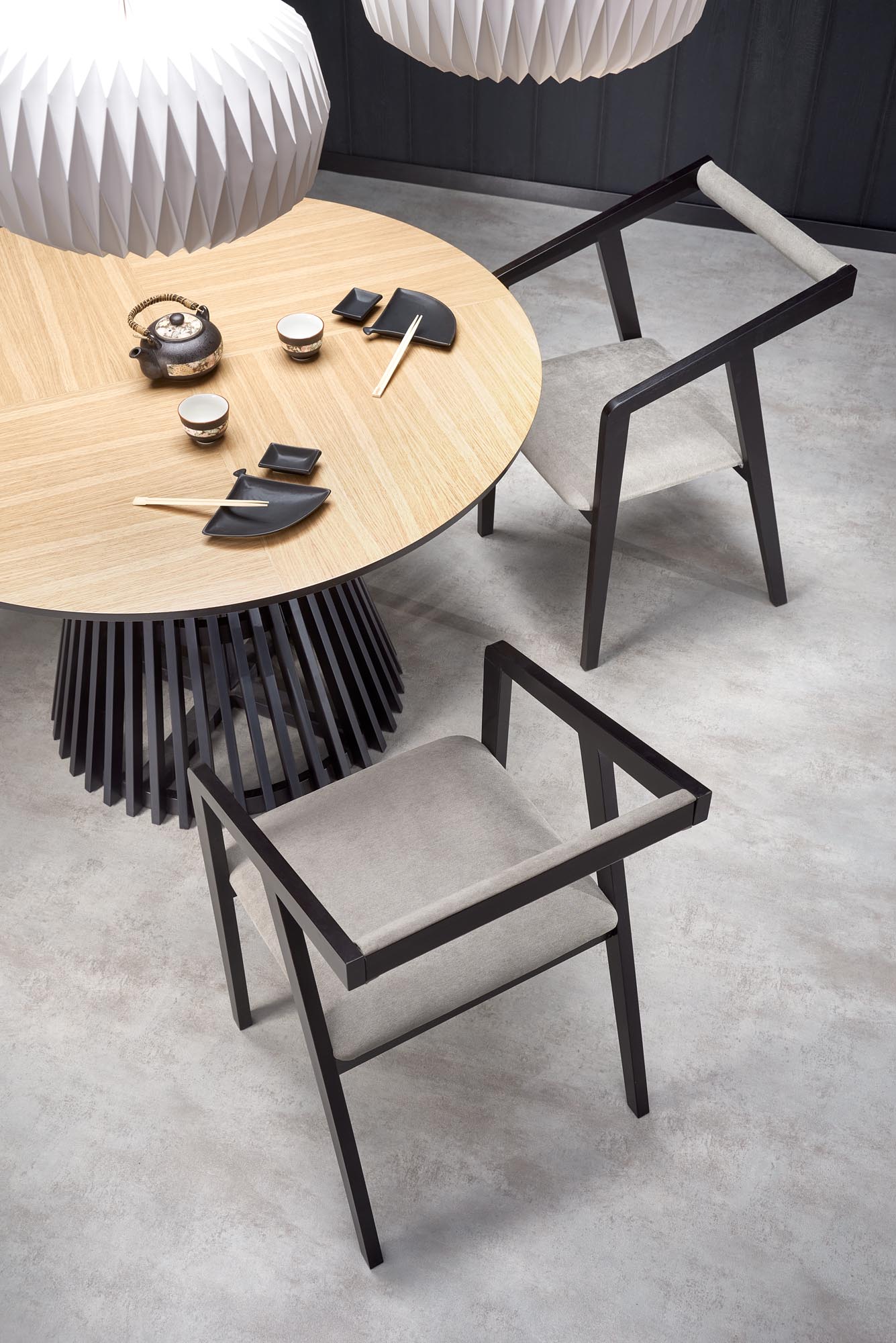 Tavolo tondo in MDF impiallacciato rovere e piede nero Miyaki Ø 120 cm