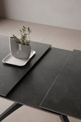 Tavolo allungabile da 4/8 persone in pietra nero Becca 150/200x76 cm