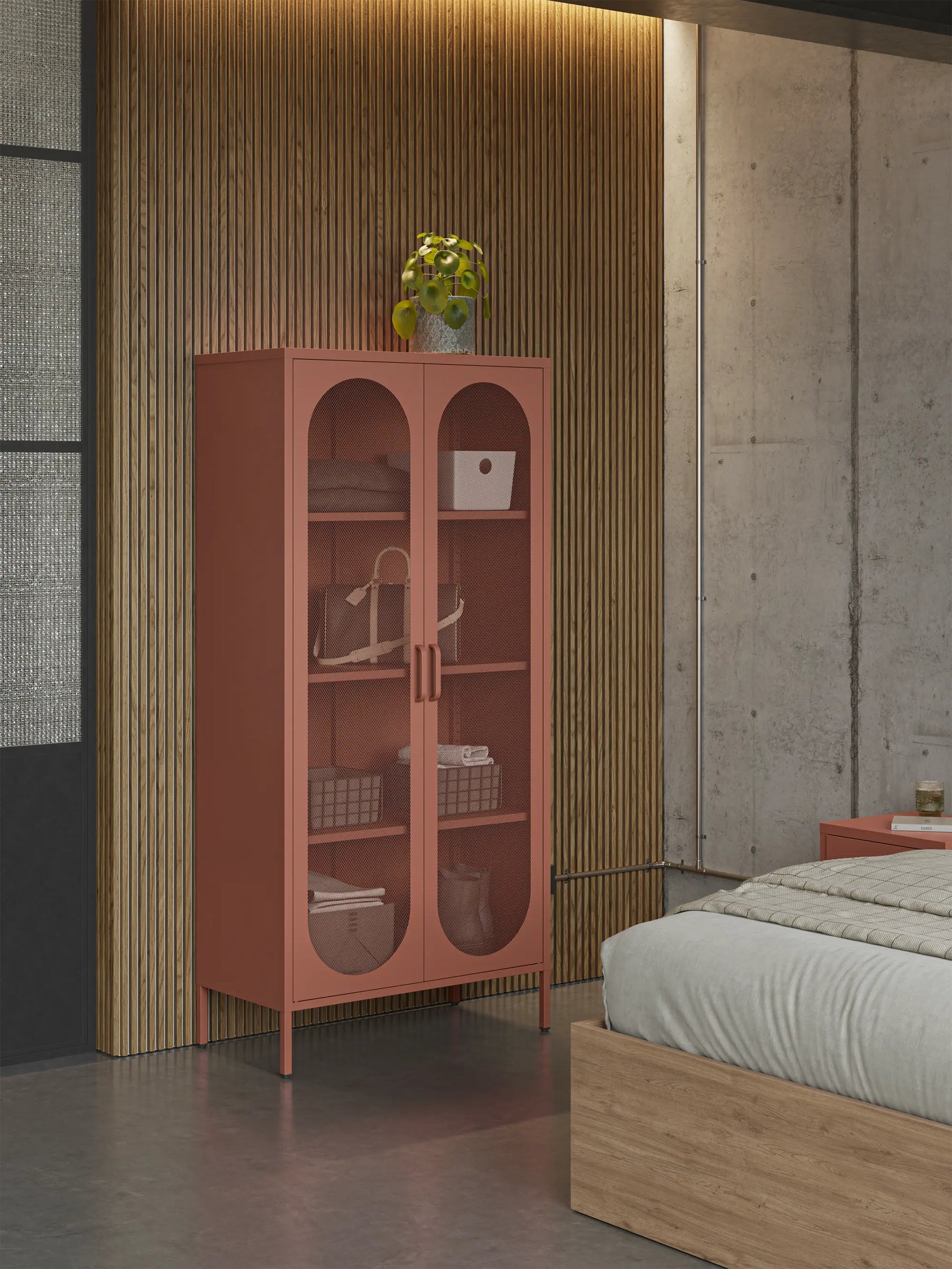 Credenza in metallo con 2 ante in rete e ripiani regolabili Diora 40x170 cm