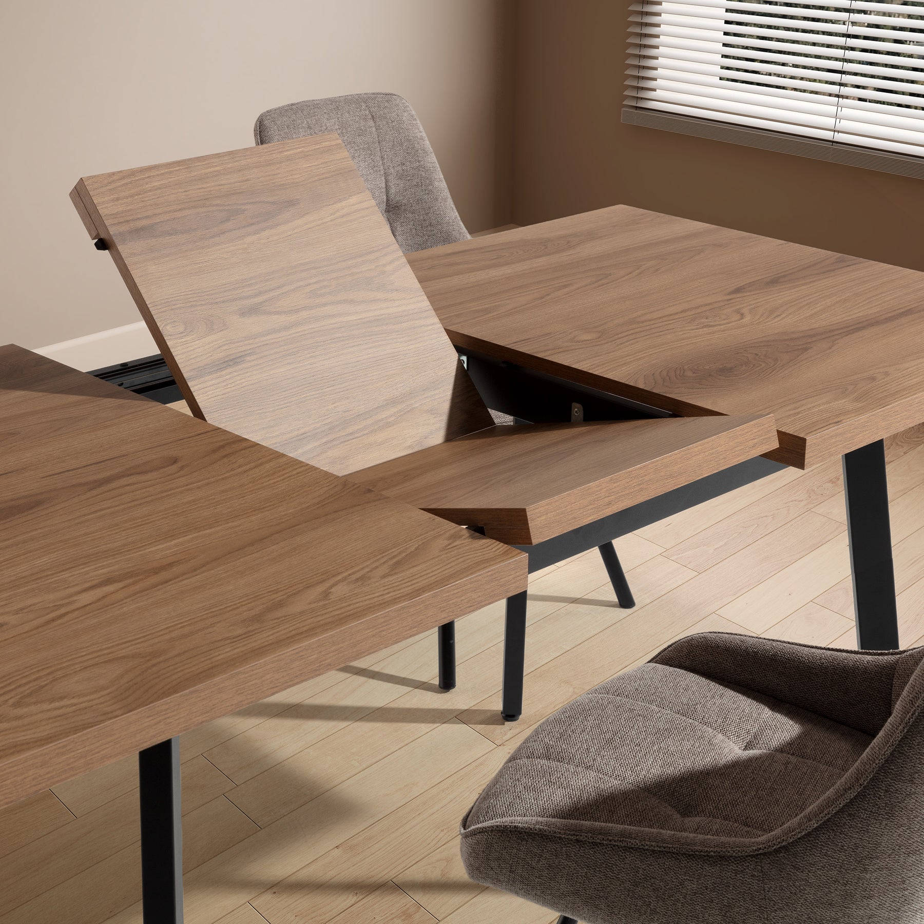 Tavolo rettangolare allungabile con gamba in metallo Blaun 138/178x76 cm