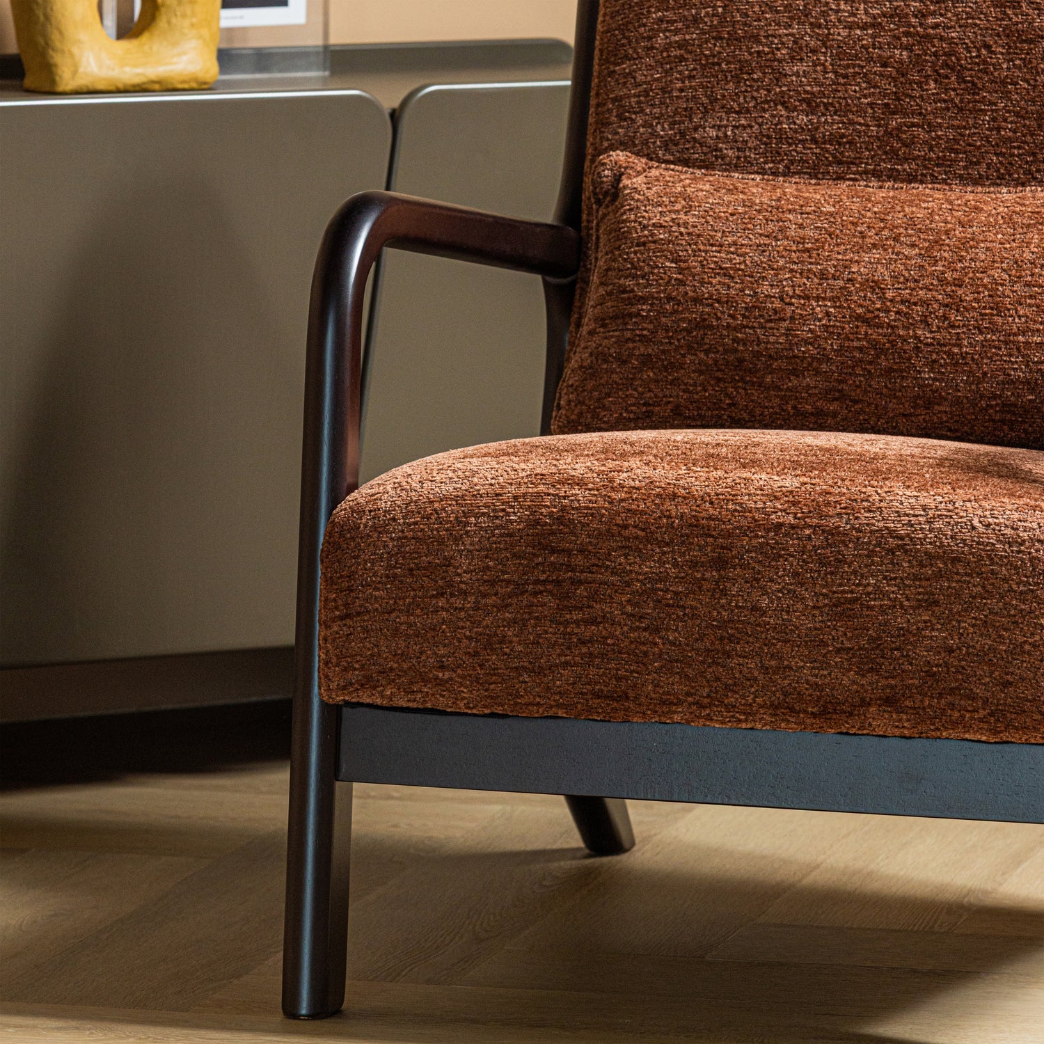 Poltrona in ciniglia con braccioli Tilia 67x75 cm