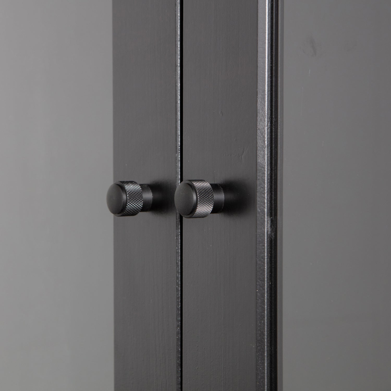 Vetrina 2 ante in legno di pino Xam 155x100 cm