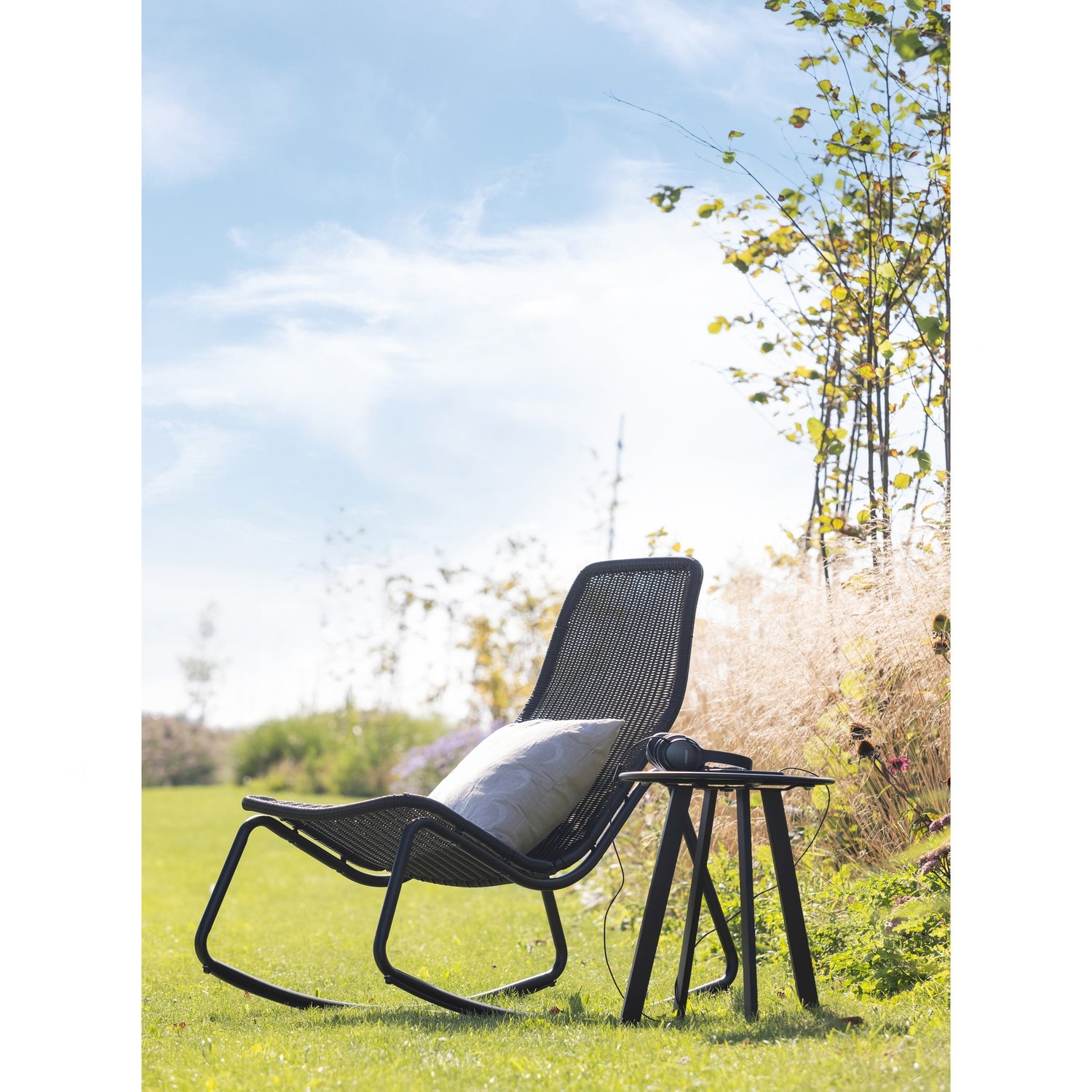 Sedia a dondolo da esterno in rattan nero Tom 51x97 cm