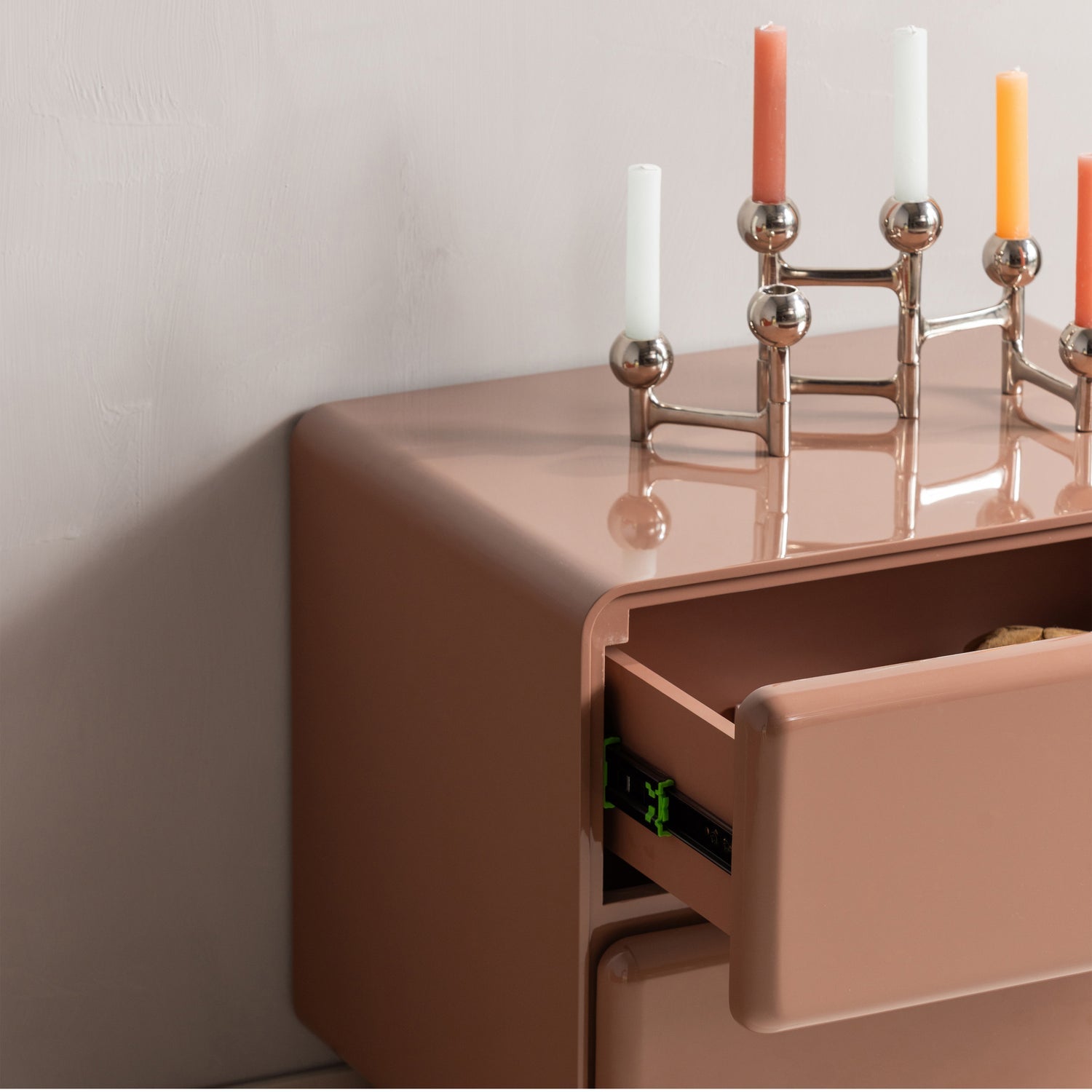 Comodino 2 cassetti con finitura lucida Saphir 57x43 cm