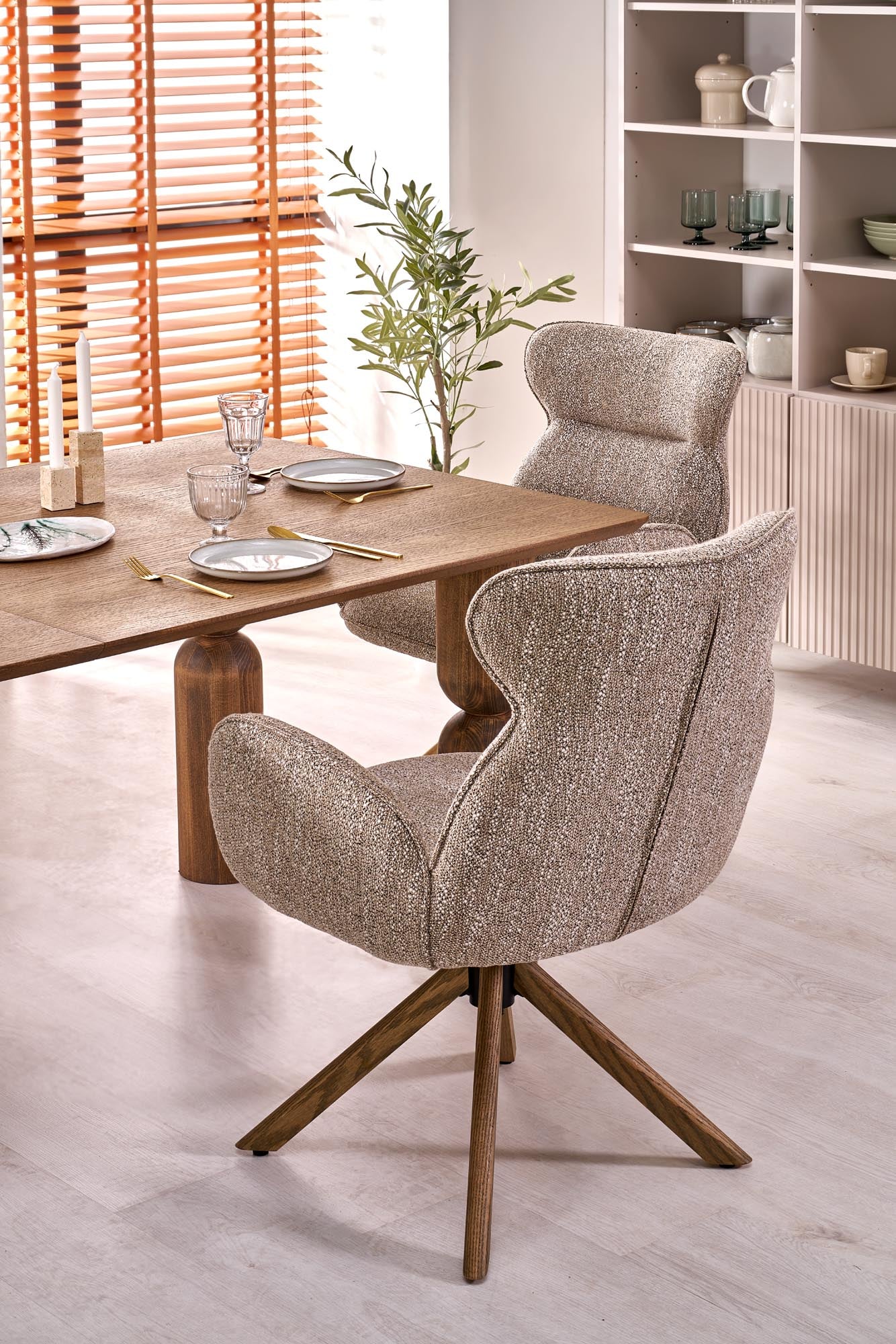 Sedia girevole in legno massello Nyla 63x64 cm