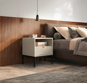 Comodino con piedi in metallo ed 1 cassetto in legno laminato Miseno 54x56 cm