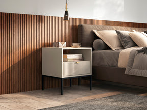 Comodino con piedi in metallo ed 1 cassetto in legno laminato Miseno 54x56 cm