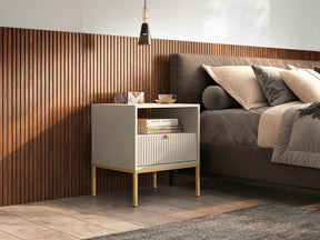 Comodino con piedi in metallo ed 1 cassetto in legno laminato Miseno 54x56 cm