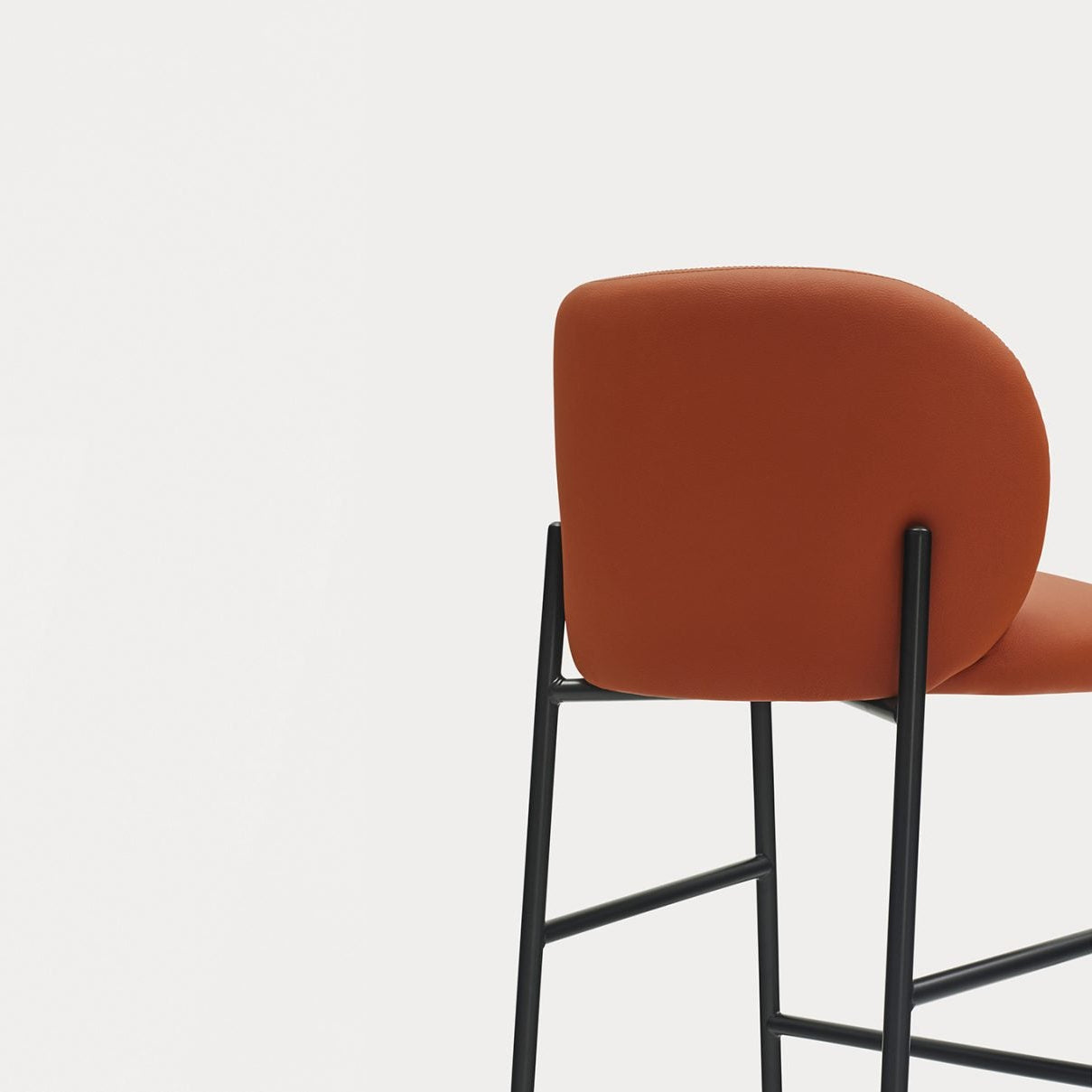 Sgabello con gambe in metallo nero Moky 85x47 cm