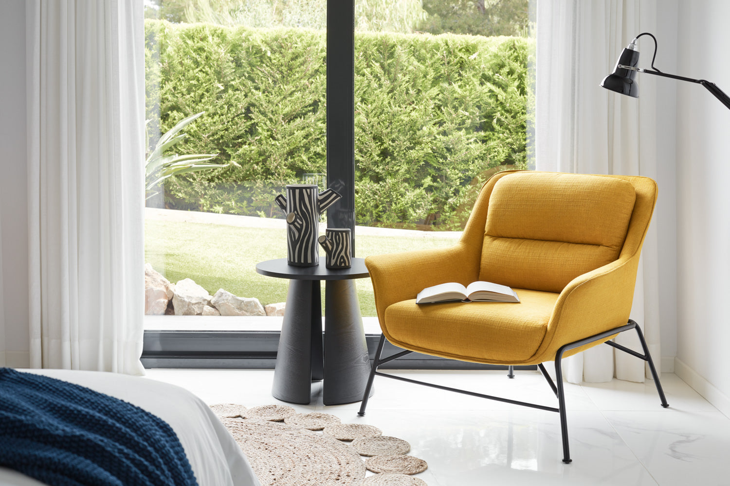 Poltrona moderna con braccioli in tessuto senape Sadira 86x91 h43 cm