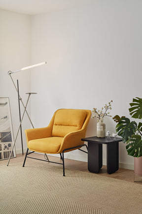 Poltrona moderna con braccioli in tessuto senape Sadira 86x91 h43 cm