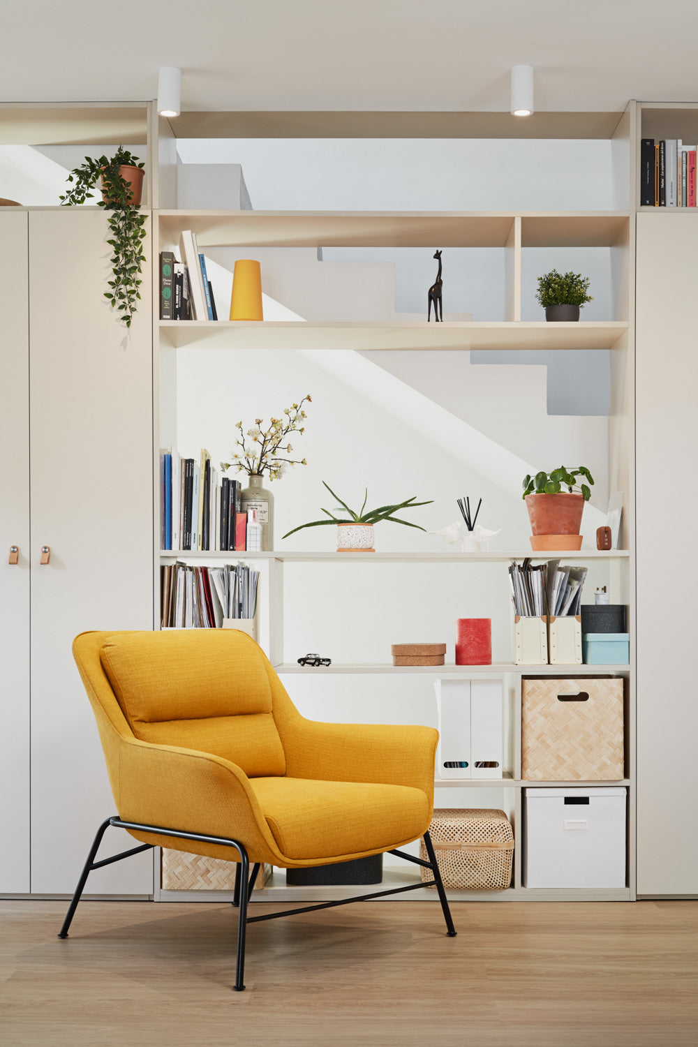 Poltrona moderna con braccioli in tessuto senape Sadira 86x91 h43 cm