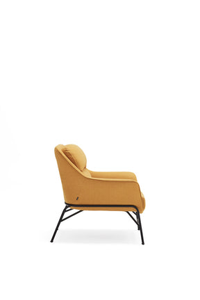 Poltrona moderna con braccioli in tessuto senape Sadira 86x91 h43 cm