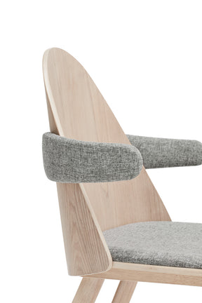 set 2 Sedie Uma in legno naturale con braccioli