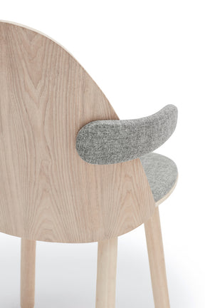set 2 Sedie Uma in legno naturale con braccioli