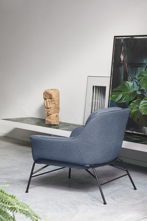 Poltrona moderna con braccioli in tessuto blu Sadira