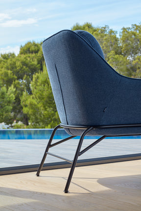 Poltrona moderna con braccioli in tessuto blu Sadira