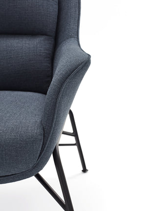 Poltrona moderna con braccioli in tessuto blu Sadira