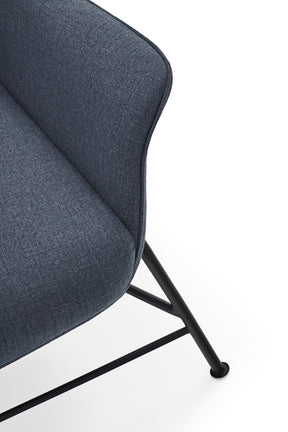 Poltrona moderna con braccioli in tessuto blu Sadira