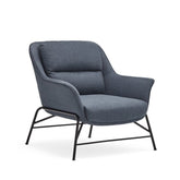 Poltrona moderna con braccioli in tessuto blu Sadira