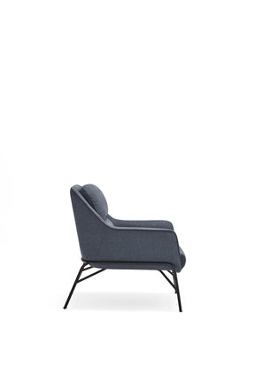 Poltrona moderna con braccioli in tessuto blu Sadira