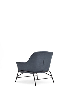 Poltrona moderna con braccioli in tessuto blu Sadira