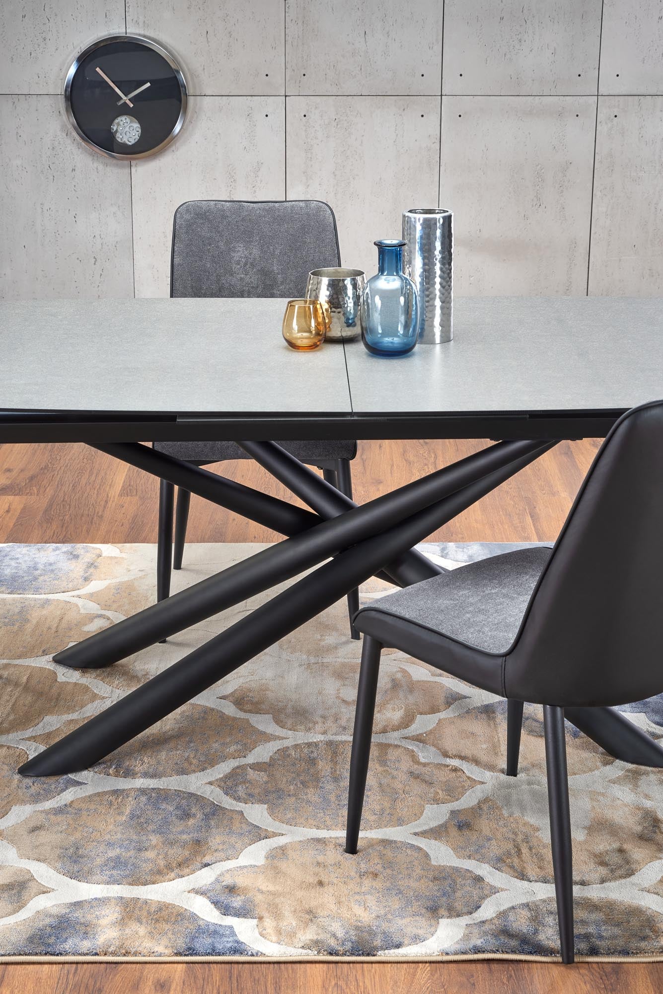Tavolo allungabile in vetro grigio scuro con gambe in acciaio nero Capello 180 x 95 cm - allungabile fino a 240 cm