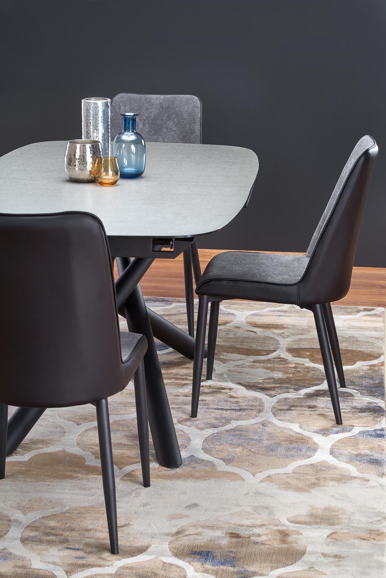 Tavolo allungabile in vetro grigio scuro con gambe in acciaio nero Capello 180 x 95 cm - allungabile fino a 240 cm