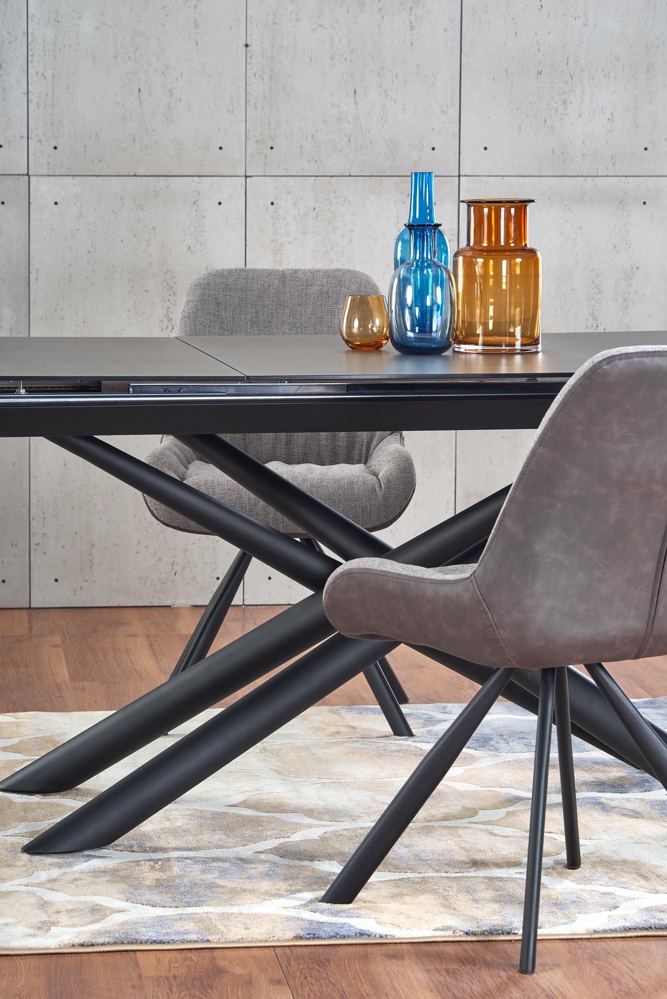 Tavolo allungabile in vetro grigio scuro con gambe in acciaio nero Capello 180 x 95 cm - allungabile fino a 240 cm