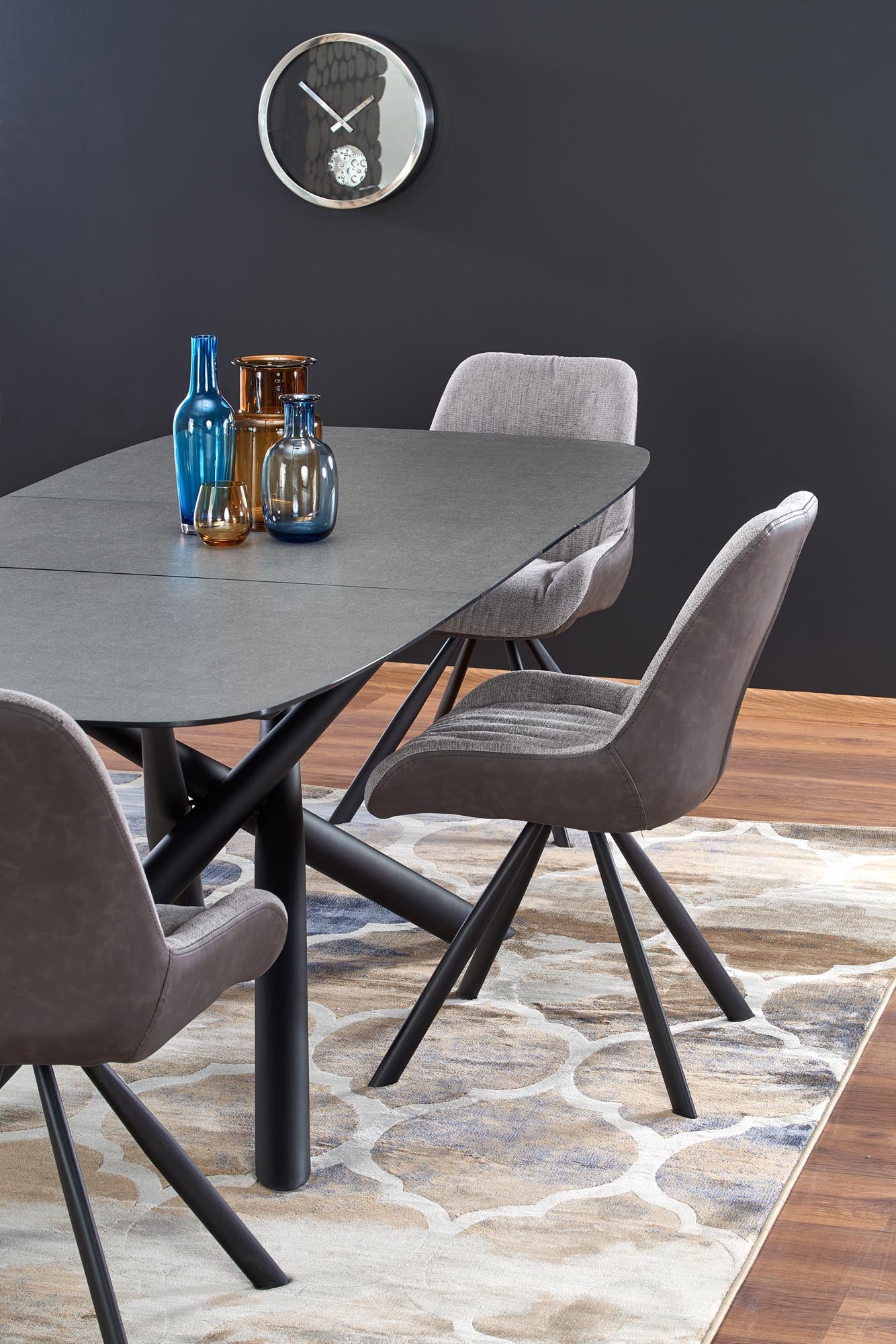 Tavolo allungabile in vetro grigio scuro con gambe in acciaio nero Capello 180 x 95 cm - allungabile fino a 240 cm