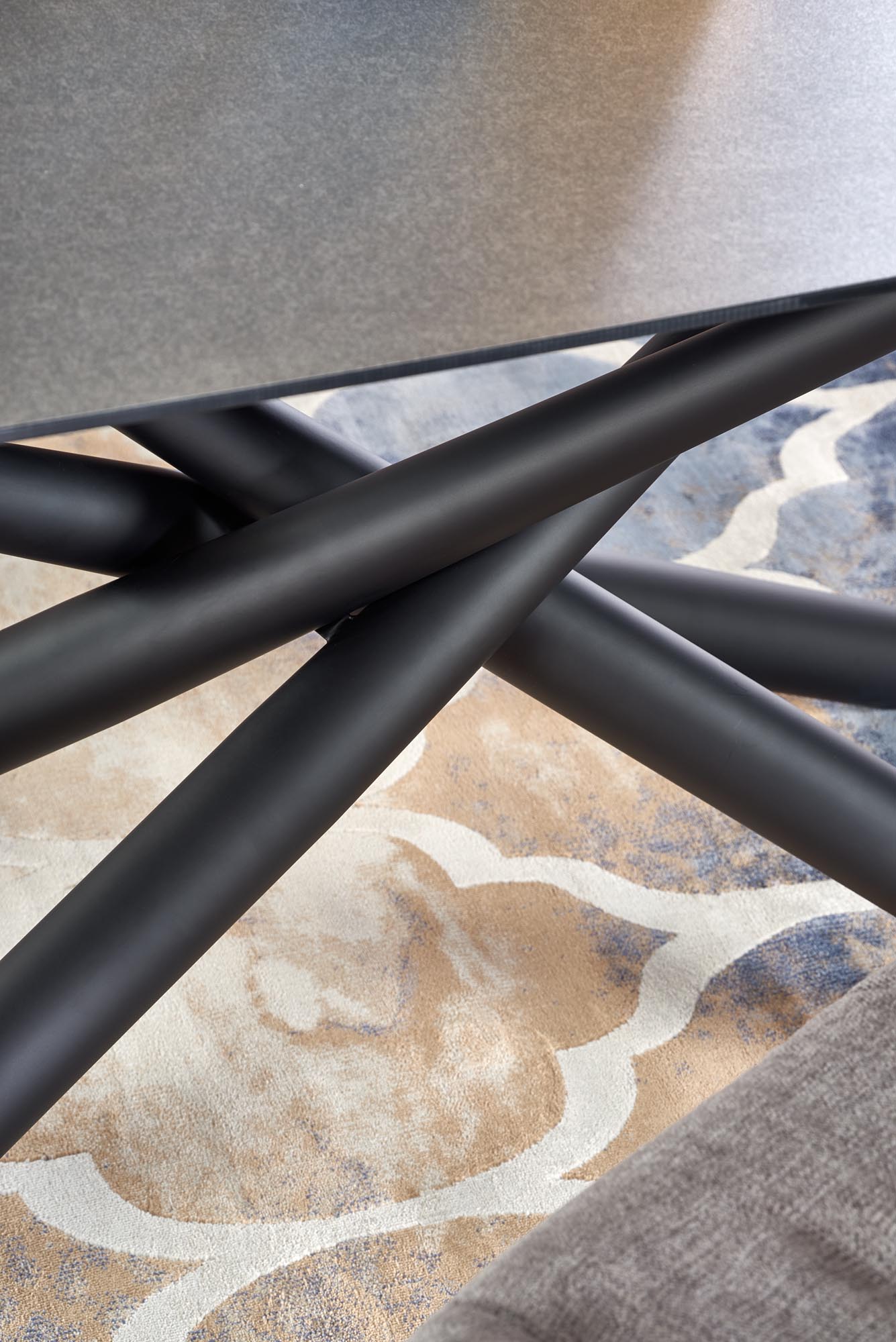 Tavolo allungabile in vetro grigio scuro con gambe in acciaio nero Capello 180 x 95 cm - allungabile fino a 240 cm