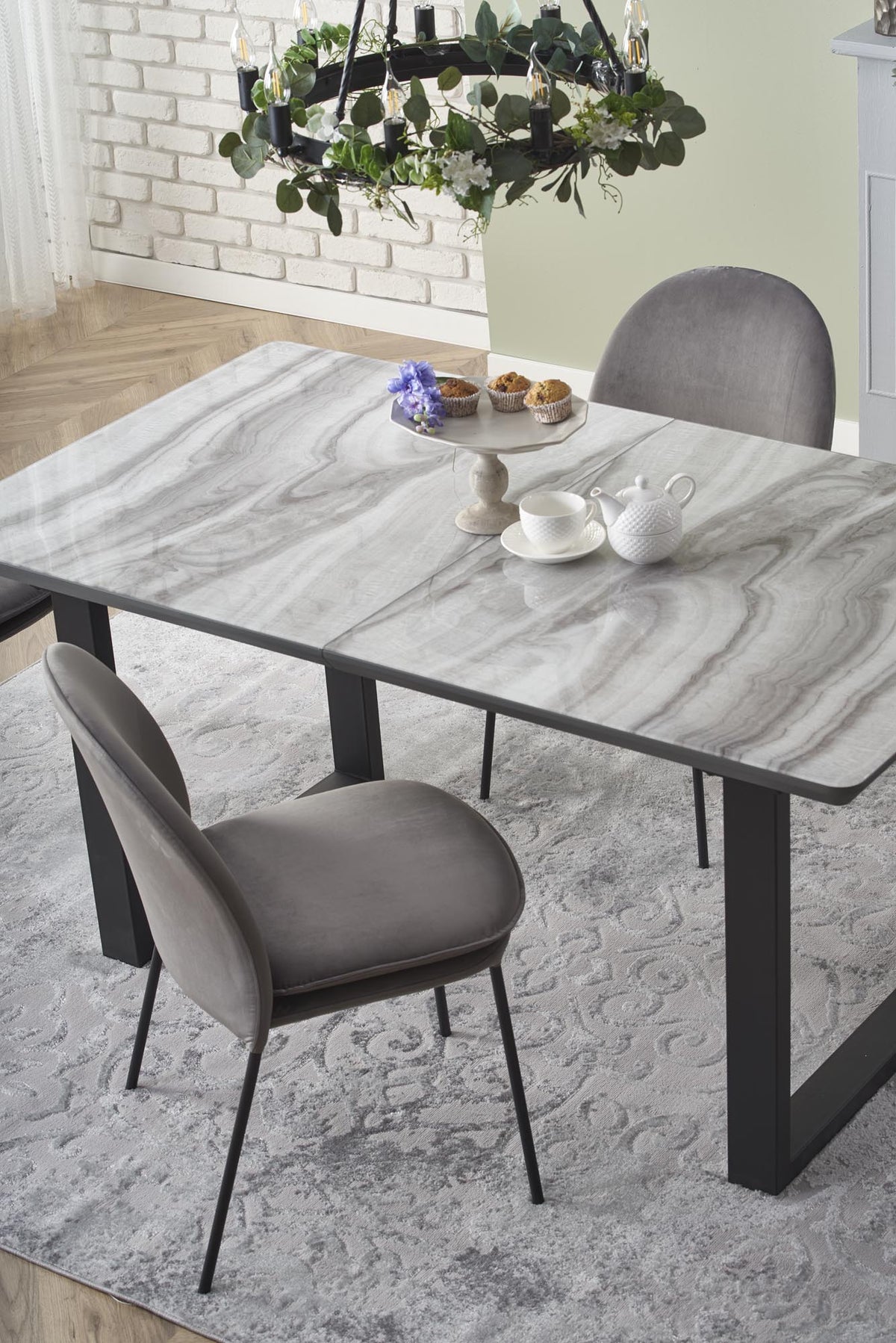 Tavolo allungabile in vetro bianco effetto marmo con gambe in acciaio nero Marley 160x90 cm - allungabile fino a 200 cm