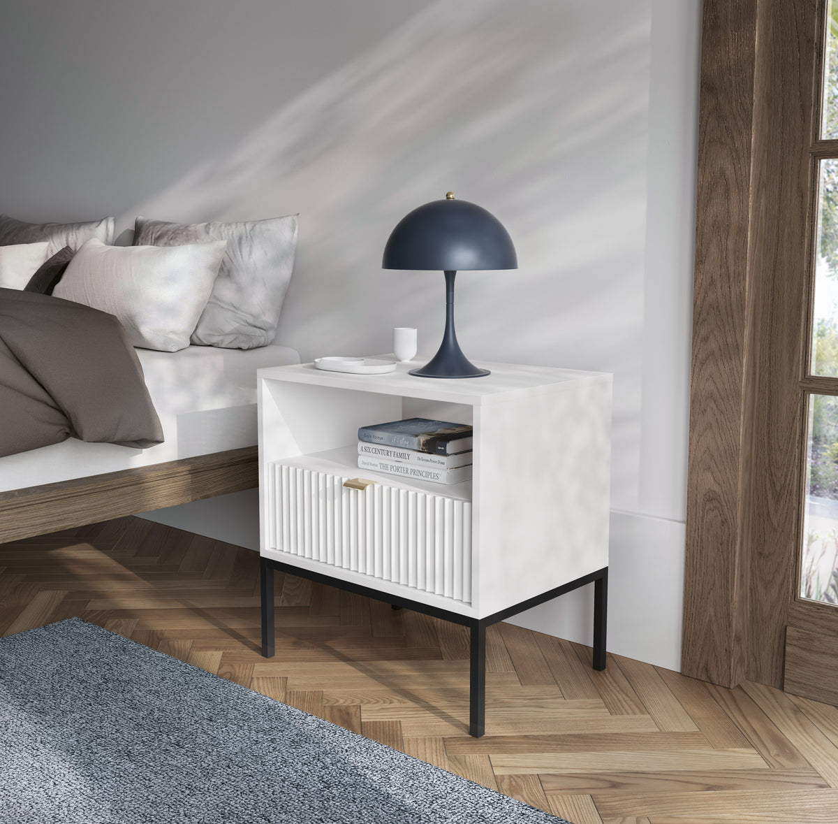 Comodino con piedi in metallo ed 1 cassetto in legno laminato Miseno 54x56 cm