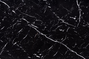 Tavolo tondo allungabile in vetro effetto marmo nero e piede in metallo nero Vertigo Ø 130 cm - allungabile a 180 cm